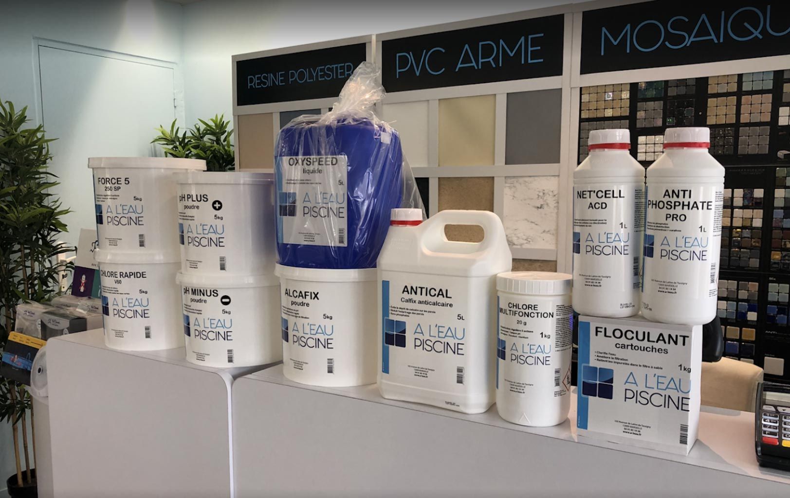 Produits d’entretien A l’Eau Piscine présentés au magasin d’Allauch