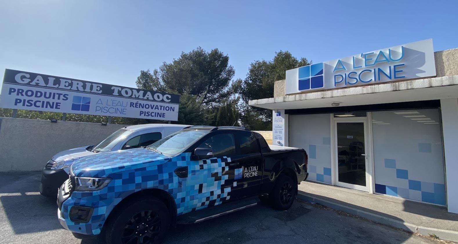Façade du magasin A l’Eau Piscine de Carnoux et son pick-up aux couleurs de la marque