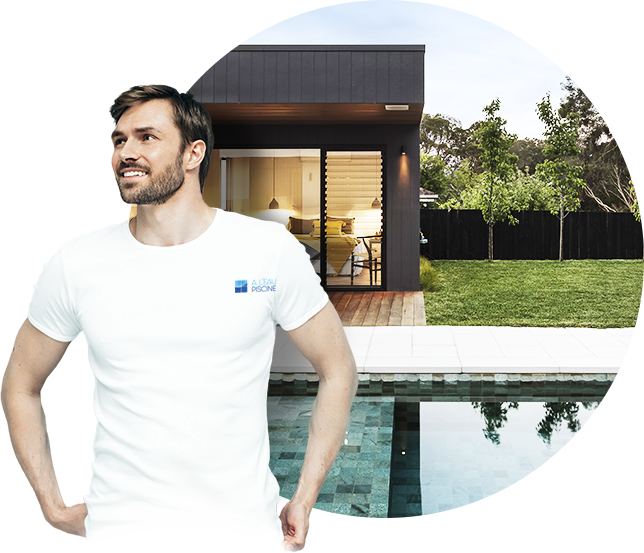 Un pisciniste A l’Eau Piscine souriant devant une piscine et son pool house