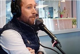 Florian au micro, casque sur les oreilles, dans le studio de France Bleu Provence