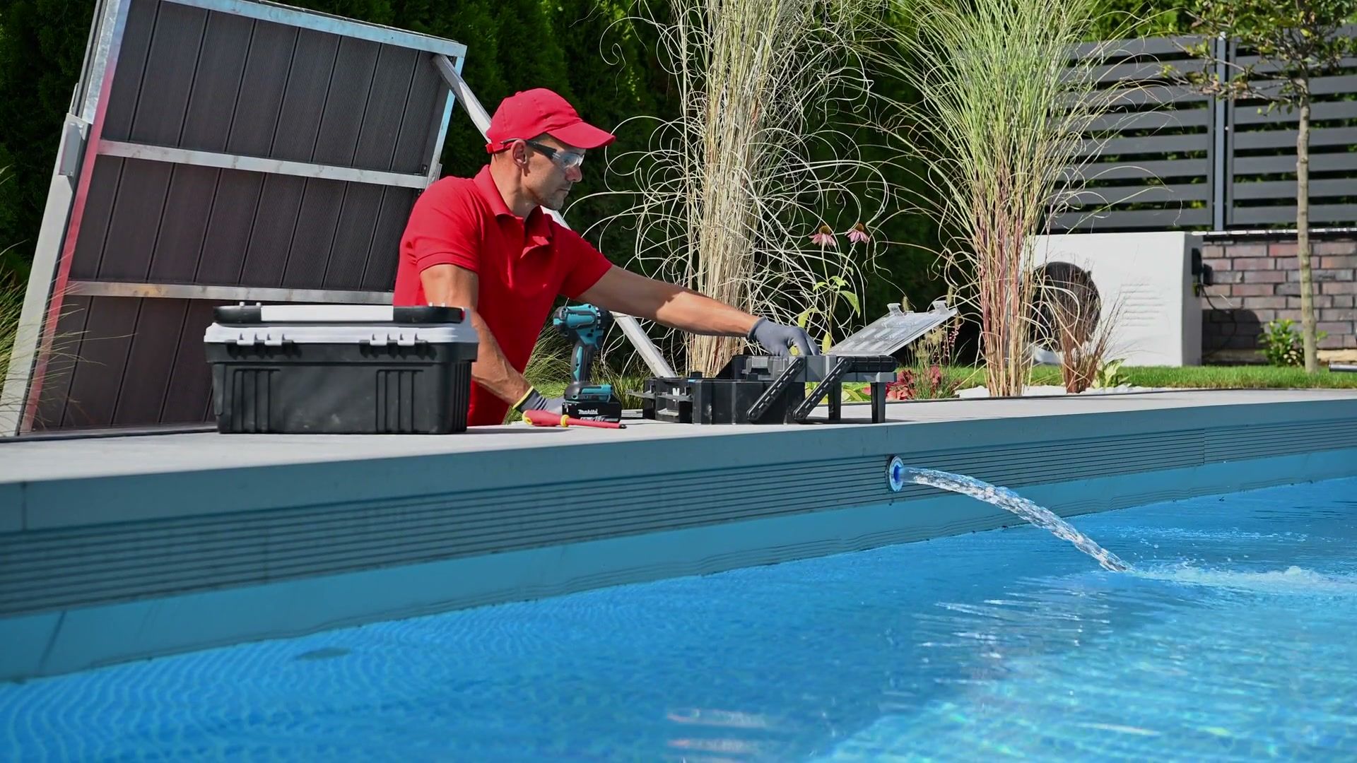 Technicien en intervention au bord d’une piscine, matériel de détection ouvert